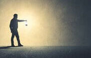 homem-andando-com-luz-no-escuro.jpg